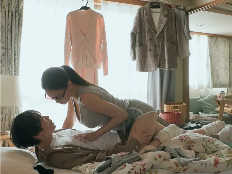 được chị nhà kề bên "an ủi" khi tình nhân đi ngoại tình